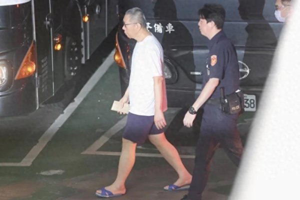 优先配 羁押一年终于要回家了！ 柯文哲戴好电子脚镣，14:30步出法庭